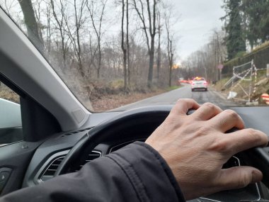 Kışın kırsalda kendi arabanı sürmek.