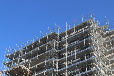 İnşaat alanında tadilat çalışmaları sürüyor.