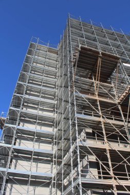 İnşaat alanında tadilat çalışmaları sürüyor.