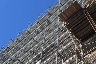 İnşaat alanında tadilat çalışmaları sürüyor.