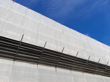 İnşaat alanında tadilat çalışmaları sürüyor.