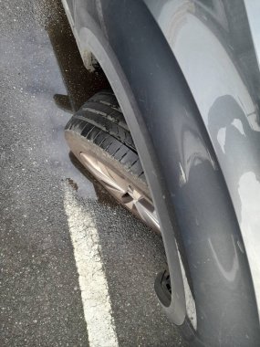 Kışın araba lastiği takıyordu.