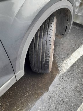 Kışın araba lastiği takıyordu.