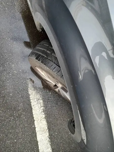 Kışın araba lastiği takıyordu.