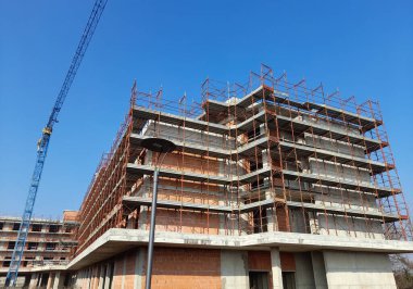 İnşaat alanında tadilat çalışmaları sürüyor.