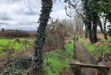 Yağmurlu bir günde kırsal kesimde sulama kanalı