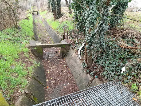 Yağmurlu bir günde kırsal kesimde sulama kanalı