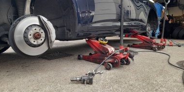 Daha güvenli olması için kış ya da yaz mevsimi için lastik değiştir.