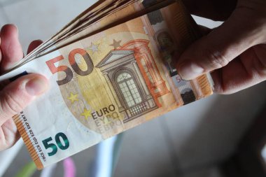 50 Euro 'luk banknotlar bir adamın elinde - zenginlik