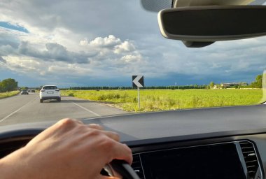 Baharda kırsalda arabasını süren bir adam.