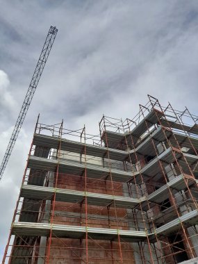 Yeni bir apartman inşaatı veya yenilenmesi için inşaat sahasında çalışma sürüyor