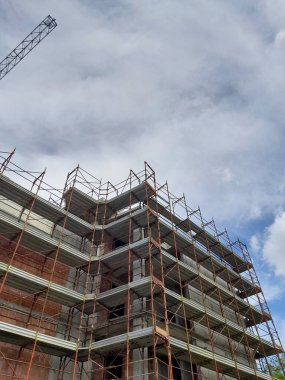 Yeni bir apartman inşaatı veya yenilenmesi için inşaat sahasında çalışma sürüyor