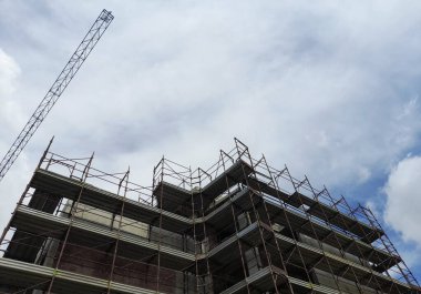 Yeni bir apartman inşaatı veya yenilenmesi için inşaat sahasında çalışma sürüyor