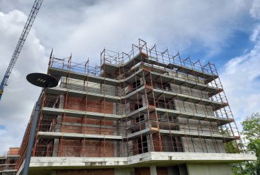 Yazın yeni bir apartman inşaatı için şantiyede çalışma sürüyor.