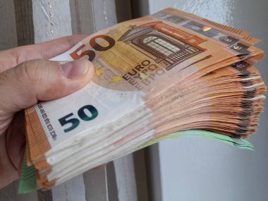 50 Euro 'luk banknotlar bir adamın elinde - zenginlik