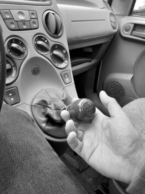 Hızı artırmak veya azaltmak için vites değiştir