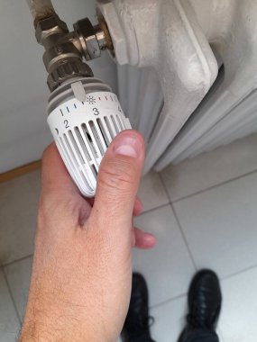 Evinizdeki ya da ofisinizdeki dökme demir radyatörün termostatik vanası.