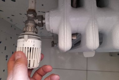 Evinizdeki ya da ofisinizdeki dökme demir radyatörün termostatik vanası.