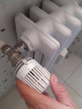 Evinizdeki ya da ofisinizdeki dökme demir radyatörün termostatik vanası.