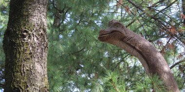 Doğada bir dinozorun yeniden yapılandırılması - çok uzun bir boyun.