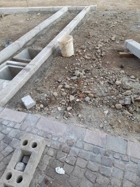 Meydandaki kaldırımın yeniden yüzeye çıkması için yol inşaatında çalışma sürüyor 