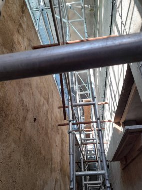 İnşaat sahasında çalışma sürüyor - inşa