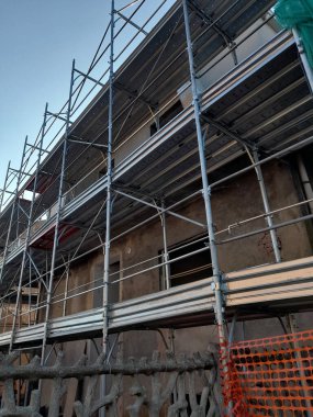 İnşaat sahasında çalışma sürüyor - inşa