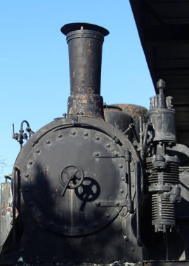 Klasik tren lokomotifi istasyonda durdu.