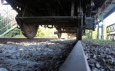 Klasik tren lokomotifi istasyonda durdu.