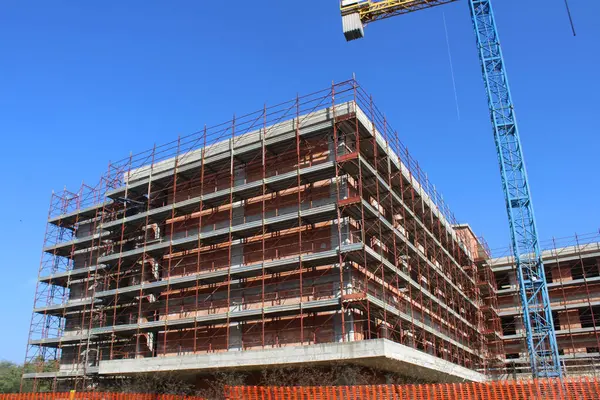 İnşaat sahasında çalışma sürüyor - inşa