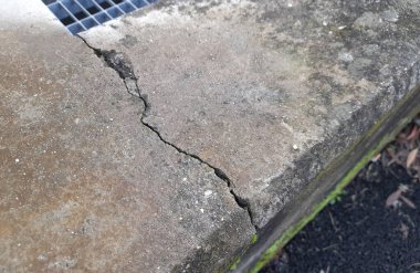Beton duvardaki çatlak, deprem sonucu oluşan hasar.