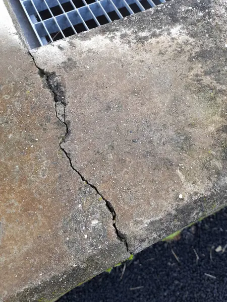Beton duvardaki çatlak, deprem sonucu oluşan hasar.
