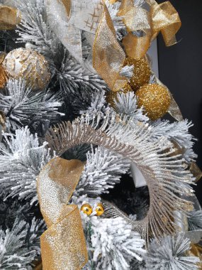 Noel ağacı mücevherler ve ışıklarla süslenmiş.