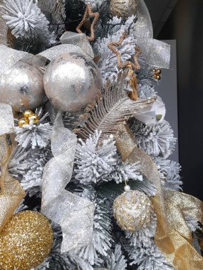 Noel ağacı mücevherler ve ışıklarla süslenmiş.