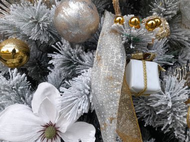 Evde toplar ve ışıklarla süslenmiş Noel ağacı