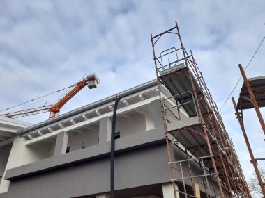 İnşaat sahasında çalışma sürüyor - inşa