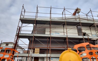 İnşaat sahasında çalışma sürüyor - inşa