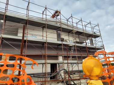 İnşaat sahasında çalışma sürüyor - inşa