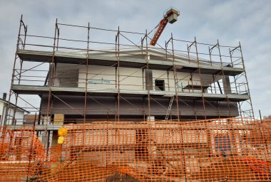 İnşaat sahasında çalışma sürüyor - inşa