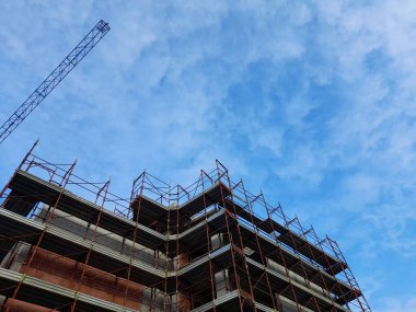 İnşaat sahasında çalışma sürüyor - inşa