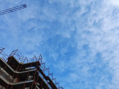 İnşaat sahasında çalışma sürüyor - inşa