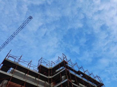 İnşaat sahasında çalışma sürüyor - inşa