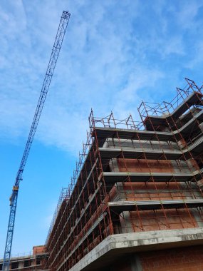 İnşaat sahasında çalışma sürüyor - inşa