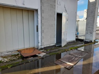 Terk edilmiş sanayi binası ve iyi korunan bir yer değil.