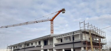 Kış mevsiminde inşaat alanında çalışma sürüyor