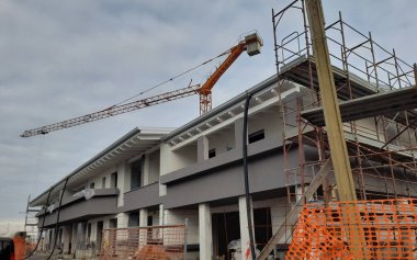 Kış mevsiminde inşaat alanında çalışma sürüyor