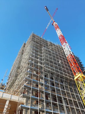 İnşaat alanı kışın çalışır.