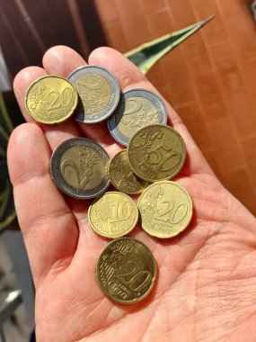 Bir adamın elinde Euro sikkeleri