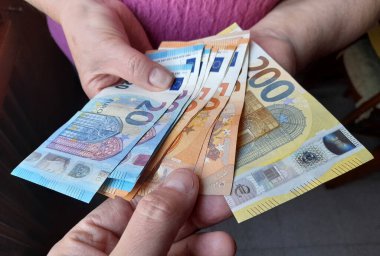 Bir kişinin elinde 20, 50 ve 200 avroluk banknotlar - zenginlik