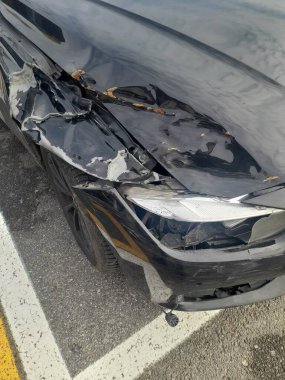 Araba kafa kafaya çarpışma sonucu kaza yaptı.